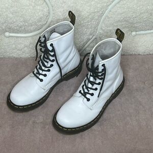 1460 Women's Smooth Leather Lace Up Boots